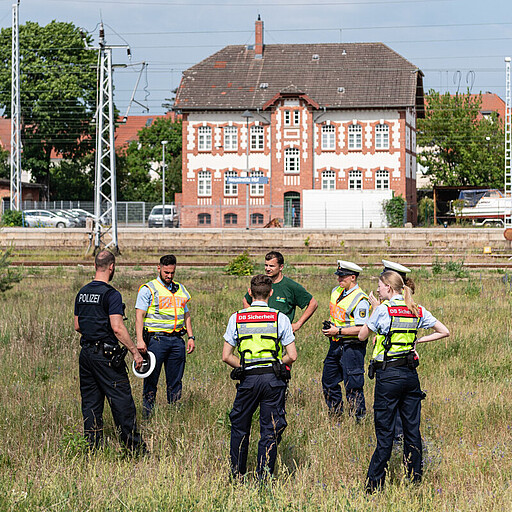 Ausbildungslehrgang Neustrelitz Kommunikation ist alles beim gemeinsamen Übungseinsatz.