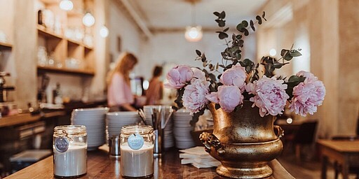 Zimt & Zucker  Zimt & Zucker - Innenansicht mit Blumen