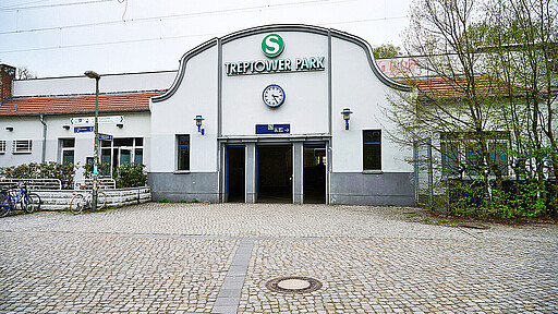150. Jahre Bahnhof Treptower Park Mit grünem S-Bahnsignet am Eingang präsentiert sich das Empfangsgebäude des Bahnhofs Treptower Park heute.