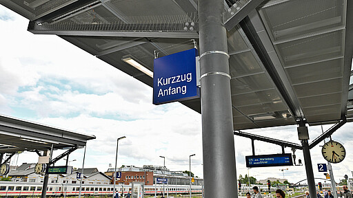 Am Anfang des Zuges steigt es sich am besten ein. Blaues Hinweisschild "Kurzzug Anfang" weist darauf hin, wo der Zug genau hält.
