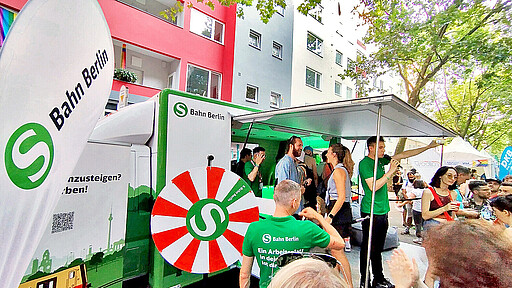 Wieder mit S-Bahnquiz und Zugsimulator dabei: Die S-Bahn Berlin kommt immer gern zum Lesbisch-schwulen Stadtfest.