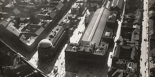 Potsdamer Platz Blick aus luftiger Höhe im Jahr 1925 auf den Potsdamer Bahnhof und auf das links davon liegende Haus Potsdam (später Haus Vaterland). Bis 1943/44 fahren die Ringzüge über die Ringbahnspitzkehre den Potsdamer Bahnhof an. Danach verkehren sie auf direktem Weg zwischen Tempelhof und Schöneberg auf der Ringbahnstrecke. Dabei ist es bis heute geblieben.