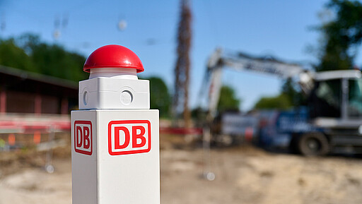 Startschuss für Investitionen von 23 Millionen Euro Bis Ende 2026 soll in Hirschgarten eine moderne und attraktive Verkehrsstation entstehen, die die Nutzerinnen und Nutzer einlädt, künftig noch stärker auf das Verkehrsmittel Eisenbahn zu setzen.