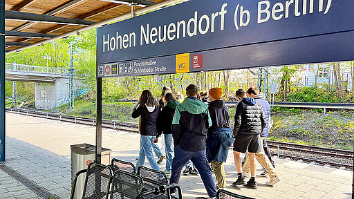 Bahnsteigbegehung In Hohen Neuendorf schaute sich das Team Nordost gemeinsam mit den Schüler:innen die Gefahrenquellen an Bahnanlagen genau an.