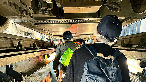 Blick von unten Während der Führung ging es unter dem Zug (Baureihe 481) entlang.