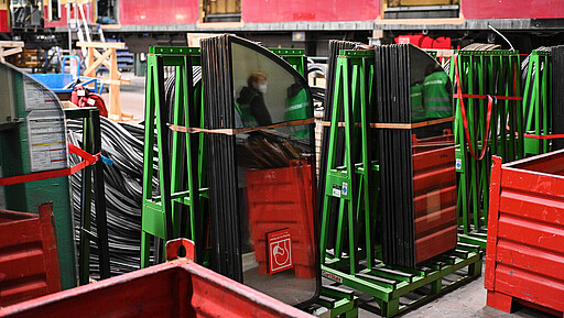 Rot-grüne Leidenschaft Besucher passieren Türelemente, die auf ihren Einbau warten