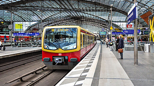 S3 Richtung Erkner am Bahnsteig im Berliner Hauptbahnhof