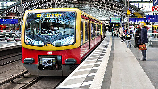 S3 Richtung Erkner am Bahnsteig im Berliner Hauptbahnhof