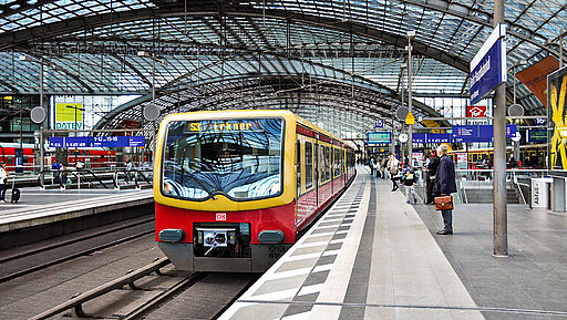 Berlin Hauptbahnhof S3 Richtung Erkner am Bahnsteig im Berliner Hauptbahnhof