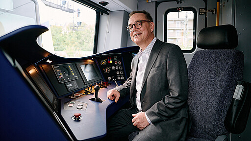 Peter Buchner 2023 im Führerstand einer S-Bahn der neusten Baureihe.