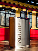 Auch Abfalleimer stehen auf den Bahnhöfen zur Müllentsorgung zur Verfügung.