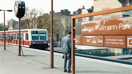 Umbenennung von kurzer Dauer Am S-Bahnhof Ernst-Thälmann-Park (heute Greifswalder Straße) steht eine BR 270 der Nullserie (Foto um 1990).