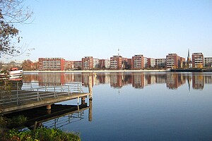Der Rummelsburger See ist 1,6 Kilometer lang. Als Naherholungsgebiet dienen See und Umgebung den Besucher:innen zum Spazieren und Sonnenbaden.