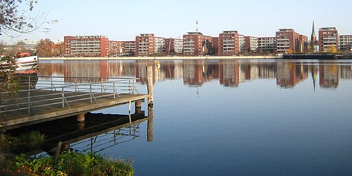 Der Rummelsburger See ist 1,6 Kilometer lang. Als Naherholungsgebiet dienen See und Umgebung den Besucher:innen zum Spazieren und Sonnenbaden.