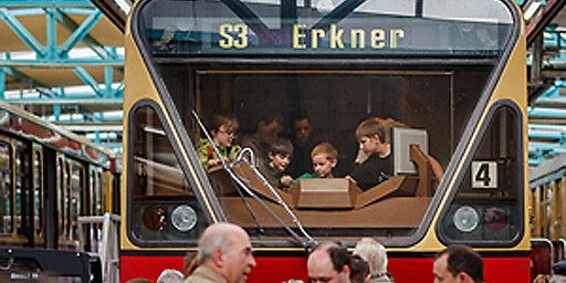 Start Fahren Tickets S-Bahn-Welt Ausflüge Vorteile Fahrplanauskunft 22.05.2014 Gute Fahrt mit der S-Bahn! Tage der offenen Tore in Erkner und S-Bahn-Zugtaufe am 17./18. Mai