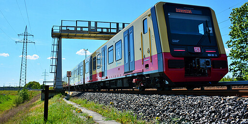 Die neue S-Bahn Auf der Schiene unterwegs: ein Zug der Baureihe 484