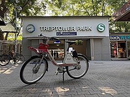 Ein guter Startpunkt für eine Radtour ist der S-Bahnhof Treptower Park. Hier finden Sie gleich an mehreren Stellen Stationen von DB Call A Bike.