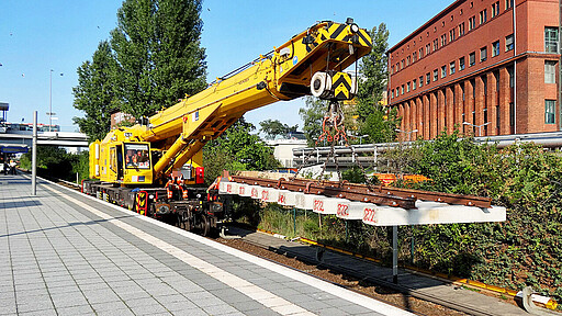 Fortschritt trotz Lieferengpässe. Auf weiten Teilen der Strecke liegen bereits Gleise.