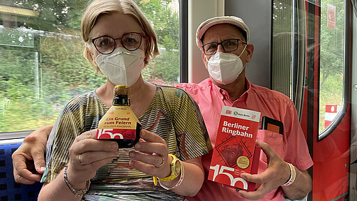 150 Jahre Ring - Fahrgäste Andrea und Rainer Dehne im Geburtstagszug