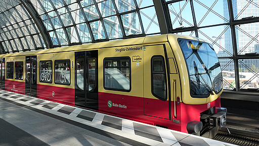 Modernisierte Baureihe 481 - getauft als Steglitz-Zehlendorf - als S5 auf dem Weg nach Westkreuz am Gleis