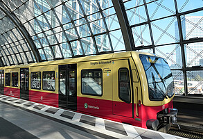 Modernisierte Baureihe 481 - getauft als Steglitz-Zehlendorf - als S5 auf dem Weg nach Westkreuz am Gleis