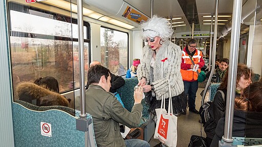 Welt-Aids-Tag 2016 Spendensammelaktion im Sonderzug der S-Bahn