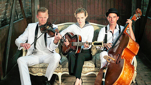 Der „Blaue Montag“ bringt etablierte Künstler:innen und Neuentdeckungen mit Humor, Musik und Großstadtgeschichten zusammen.