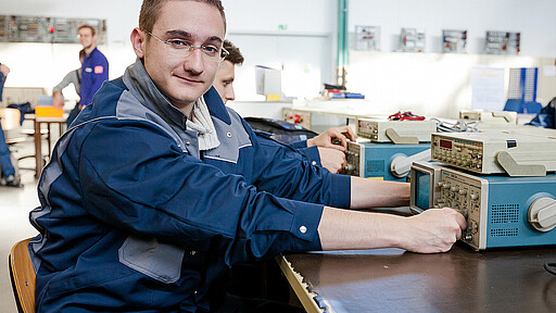 Wer bei Watt nicht nur an Nordsee denkt, ist als künftige:r Elektroniker:in für Betriebstechnik herzlich willkommen.