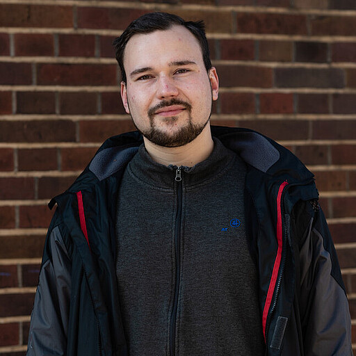 Ausbildung Dennis Uwe Hintze (24) macht eine Ausbildung zum Industrieelektriker/Triebfahrzeugführer.