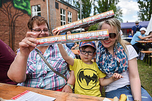 Familie in Erkner Thilo (4) machte mit Oma Waltraud und Mama Kerstin einen Familienausflug zum Tag der offenen Tore.