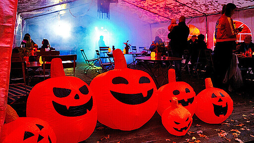 Gruselspaß in der Wuhlheide Leuchtende Kürbisfratzen sorgen für Halloween-Stimmung in der Berliner Wuhlheide.