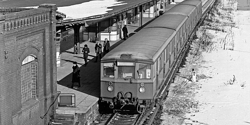 Beusselstraße Ein Zug der Baureihe 275 steht im Oktober 1978 am Bahnhof Beusselstraße in Richtung Westhafen zur Abfahrt bereit. Zu dieser Zeit ist auch der parallel verlaufende Güterbahnhof Moabit noch in Betrieb. Dort liegt bis heute der Anfangs- und Endpunkt der Ringbahn.