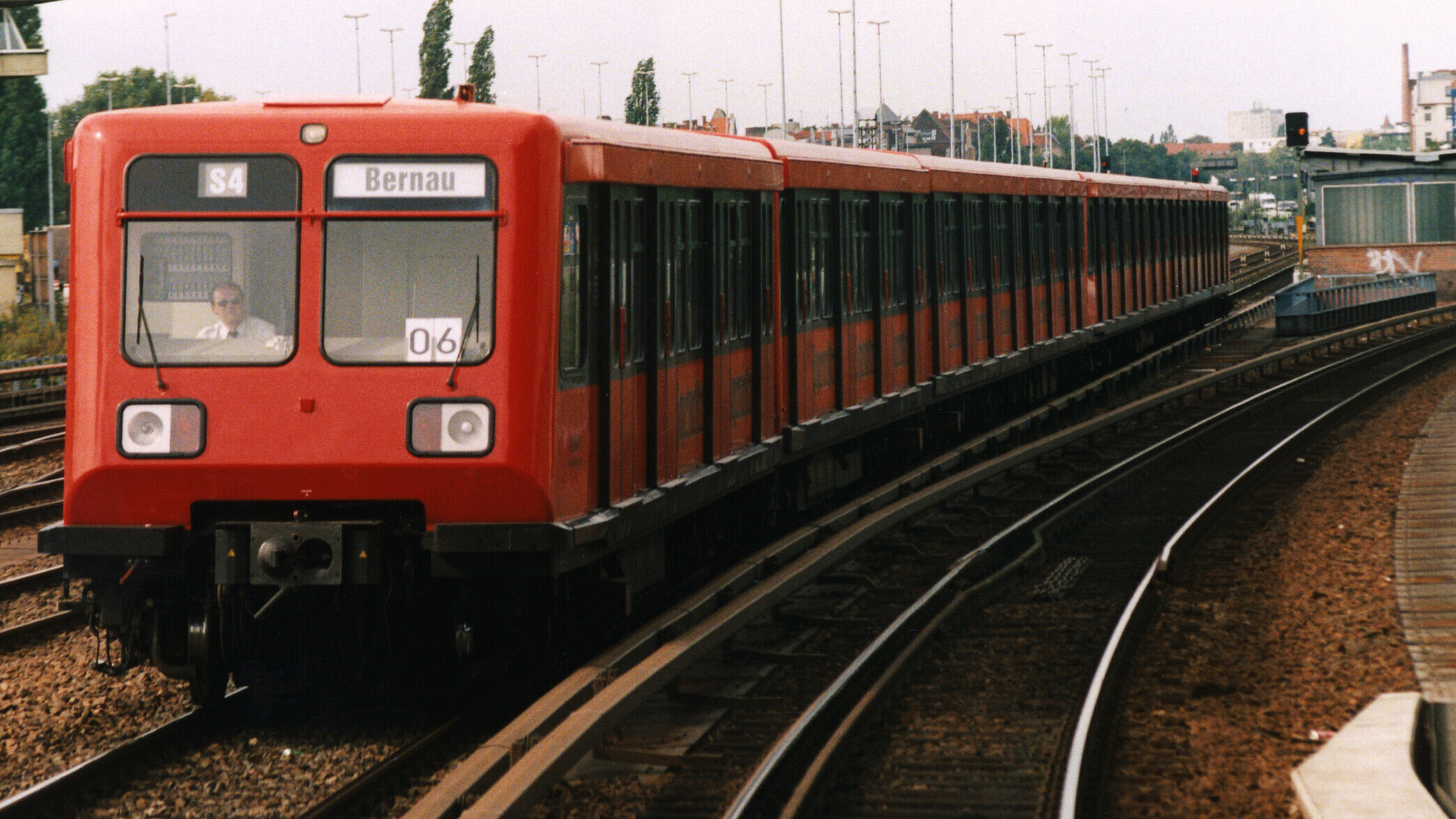 Lange Zeit fuhren die 485er-Züge mit rotem Anstrich und anthrazitfarbenem Fensterband durch die Stadt - daher ihr Spitzname „Cola-Dose“.