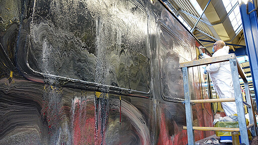 Graffiti-Reinigung Mit einem Spezialmittel wird die Farbe aus der Spraydose entfernt.