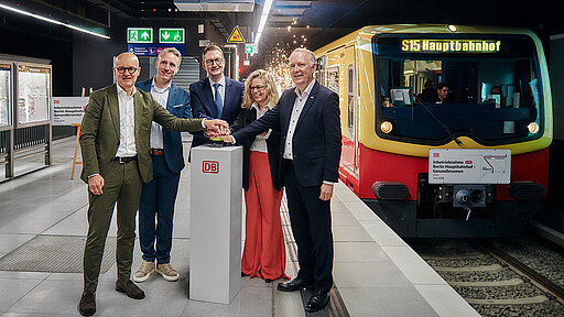 Den Startknopf zur S15 drücken Es drücken den Startknopf für die neue S-Bahn-Linie S15 (v.l.n.r.): Heiko Büttner, Chef der S-Bahn Berlin GmbH Christoph Heuing, Geschäftsführer des Verkehrsverbundes Berlin-Brandenburg Stefan Schnorr, Staatssekretär im Bundesministerium für Verkehr Ute Bonde, Senatorin für Mobilität, Verkehr, Klimaschutz und Umwelt von Berlin Alexander Kaczmarek, Konzernbevollmächtigter der Deutschen Bahn für Berlin