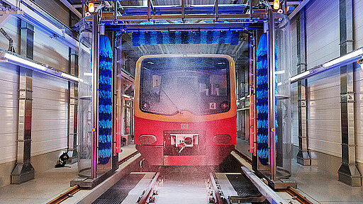 Die Waschanlage in Friedrichsfelde verfügt aus ökologischen Gründen über einen geschlossenen Kreislauf und nutzt das Wasser mehrfach.