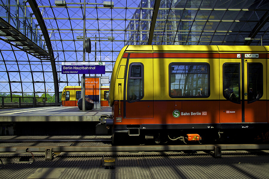 Hauptbahnhof S-Bahn der Baureihe 481 am S-Bahnsteig