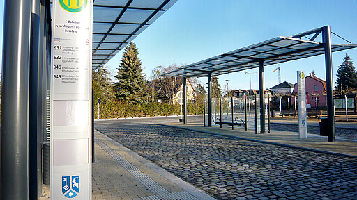 Bahnhofsvorplatz in Petershagen Nord Pendler:innen und Ausflügler:innen profitieren vom neuen Bahnhofsplatz in Petershagen Nord, der am 15. Dezember 2022 für die Öffentlichkeit freigegeben wurde und den ÖPNV in der Region aufwertet.