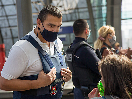 Außendienstmitarbeiter des Ordnungsamts im Gespräch mit einer Kundin