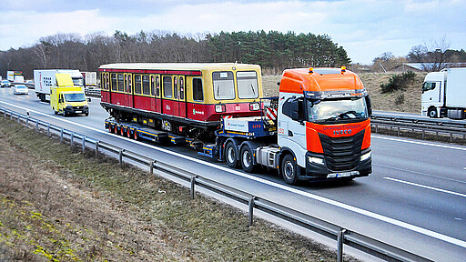 Museum Umformerwerk Löwenberg Ausnahmsweise nicht auf Schienen, sondern auf der Autobahn: Die BR485 auf dem Weg ins Museum.