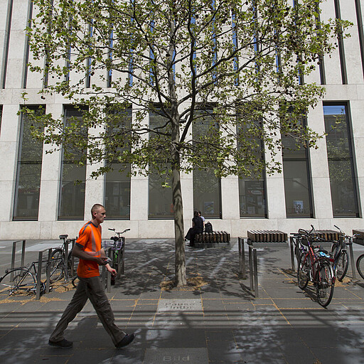 HU UB Vorplatz Vor dem Grimm-Zentrum