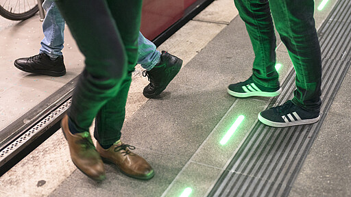 Grünes Licht bedeutet: Einsteigen Leuchtender Bahnsteig am Bahnhof Berlin Südkreuz