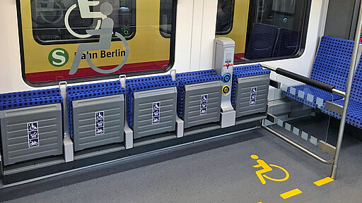 Neues Mehrzweckabteil Neues Mehrzweckabteil mit Klappsitzen, Innendisplay, Halteschlaufen und Unterstützung für Rollstuhlfahrer