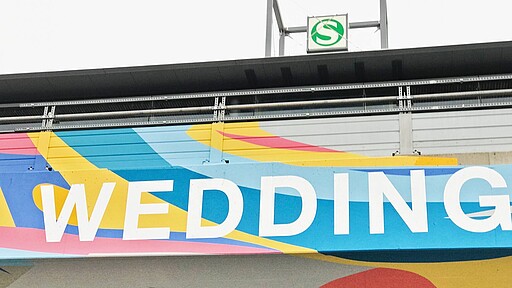 Wedding Bunte Gestaltungselemente am Bahnhof