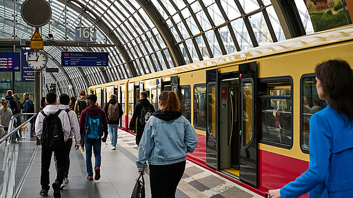 Fahrgäste verlassen am Berliner Hauptbahnhof eine S-Bahn.