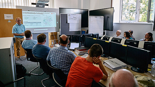 Vortrag für den Kund:innenbeirat Zu Beginn erläuterte Jens Hebbe die Abläufe in der Betriebszentrale S-Bahn Berlin.