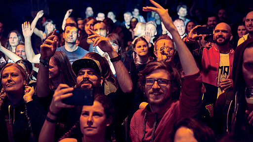 Romano-Konzert 2019 Zuschauer beim Romano-Konzert im S-Bahnwerk Schöneweide