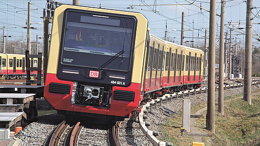 Bisher absolvierten die Fahrzeuge rund 2.000 der insgesamt geplanten ca. 160.000 Testkilometer. Bisher absolvierten die Fahrzeuge rund 2.000 der insgesamt geplanten ca. 160.000 Testkilometer.