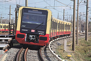 Bisher absolvierten die Fahrzeuge rund 2.000 der insgesamt geplanten ca. 160.000 Testkilometer.