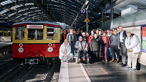 Start am Ostbahnhof Die neuen Mitglieder des Kundenbeirats vor dem historischen Sonderzug kurz vor der Abfahrt